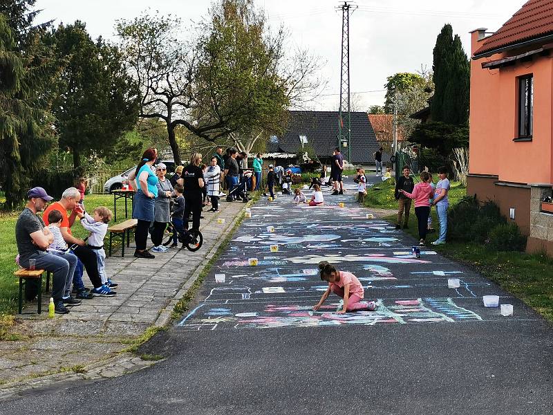 Malí malíři vyzdobili náves v Kunraticích na Frýdlantsku.