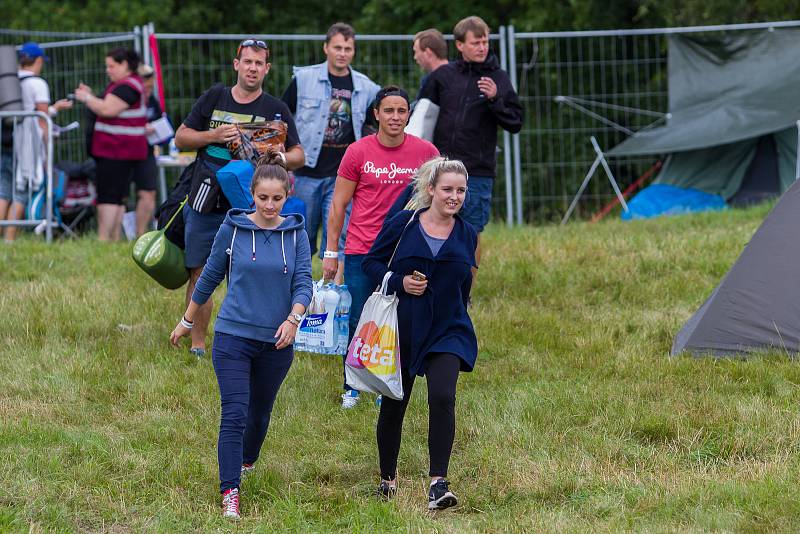 Jubilejní 25. ročník hudebního festivalu Benátská! začal 27. července v Liberecké části Vesec. Na snímku jsou návštěvníci festivalu.