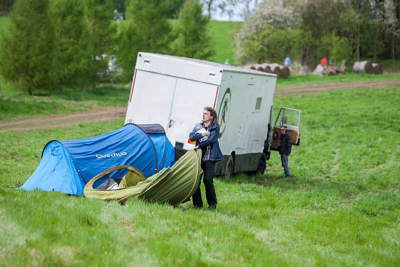 Příznivci techna se sjíždějí 27. dubna na louku u Krásné Studánky v Liberci. Až do úterý 1. května se zde bude konat technoparty.