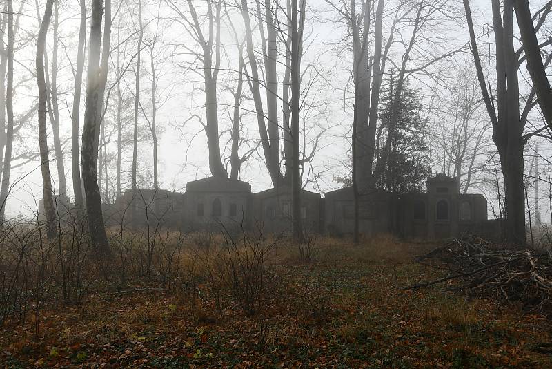 Velké množství zdevastovaných náhrobků u Srbské.
