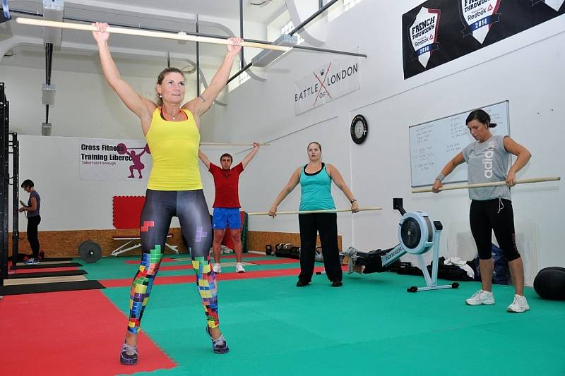 CROSSFIT. Nejprve cvičíme s násadou od koštěte. Poté přesedláme na olympijskou osu. Cvičíme i s kettlebellem a medicinbalem. Na konci tréninku jedeme sestavu všech cviků.