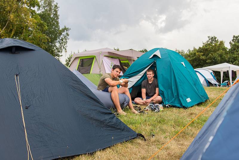 Ve sportovním areálu Vesec v Liberci pokračoval 27. července 26. ročník hudebního festivalu Benátská! Na snímku je stanové městečko.