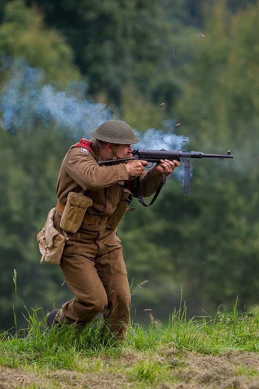 Rekonstrukce historické bitvy na západní frontě, dobývání pevnosti Dunkerque Československou samostatnou obrněnou brigádou v roce 1944, proběhla 9. září na dětském dni v libereckém Vesci.