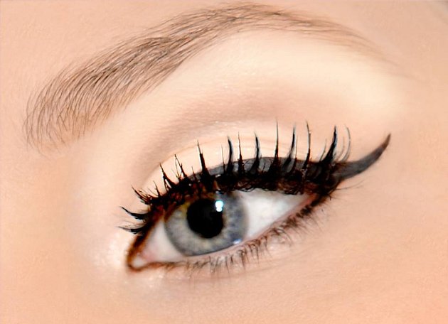 KOČIČÍ OČI. Linky ve stylu „Cat eye“ jsou nejnositelnější variantou z trendů očních linek pro rok 2014.