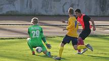 V drostenecké fotbalové soutěži U19 vyrychtoval Slovan Liberec hosty z Neratovic. Nastřílel jim neuvěřitelných 28 branek! (28:0). A to je druhá nejvyšší soutěž dorostu! Vítězové jsou v červených dresech.