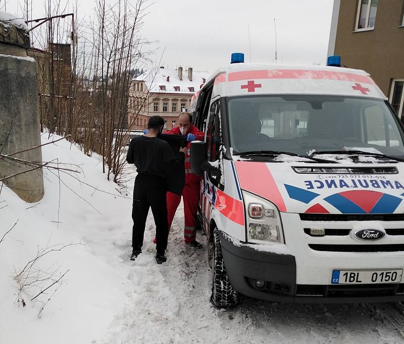 Český červený kříž spolu s libereckou městskou policií pomohl lidem bez domova