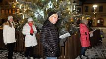 K celorepublikové akci Česko zpívá koledy se ve středu 12. prosince 2018 opět přidal i Frýdlant. Šest známých koled a vánočních písní si u vánočního stromu na náměstí T. G. Masaryka zazpívalo v chladném počasí kolem sedmi desítek lidí.