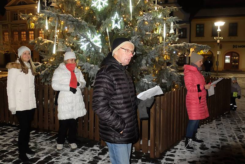 K celorepublikové akci Česko zpívá koledy se ve středu 12. prosince 2018 opět přidal i Frýdlant. Šest známých koled a vánočních písní si u vánočního stromu na náměstí T. G. Masaryka zazpívalo v chladném počasí kolem sedmi desítek lidí.