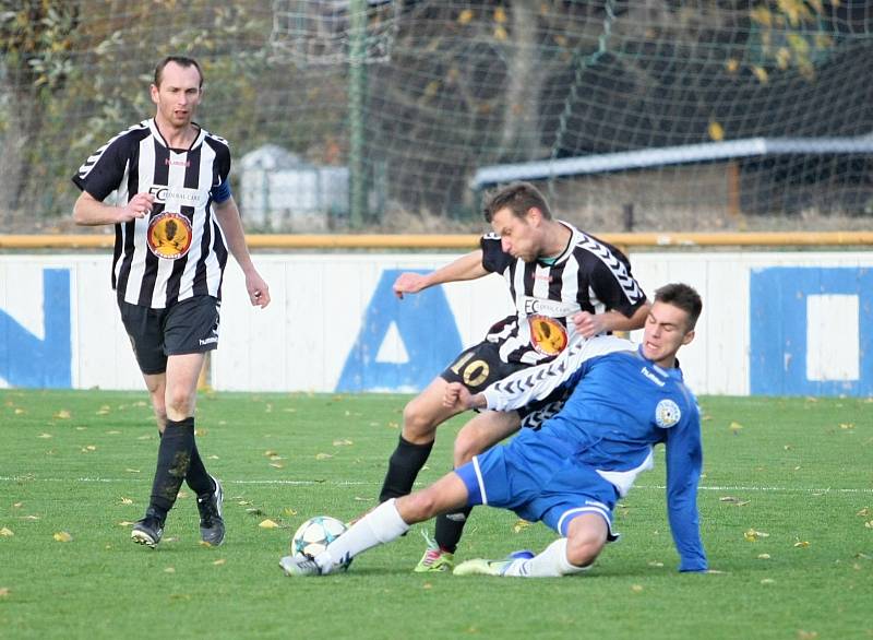 V souboji béček vyhrálo to rynoltické (černobílé dresy) nad domácím Hrádkem 1:0.