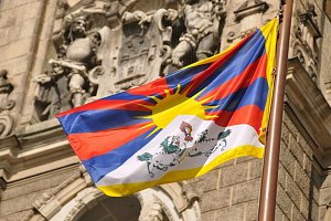 Tibetská vlajka před libereckou radnicí.