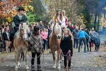 Svatohubertskou slavnost zahájila 2. listopadu v Hejnicích Hubertská jízda od Střední školy hospodářské a lesnické k Chrámu Navštívení Panny Marie.