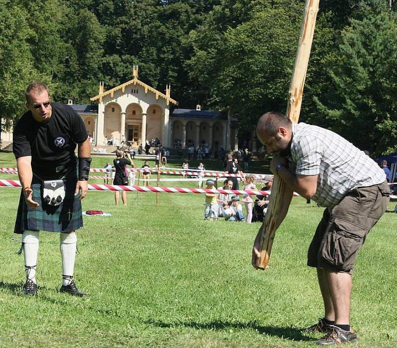 LETOŠNÍ SKOTSKÉ HRY na zámku Sychrov se objevily i v hledáčku pelhřimovské Agentury Dobrý den, která zapisuje rekordy do české podoby Guinessovy knihy rekordů. V její národní podobě se tak objeví největší počet mužů ve skotském kiltu.