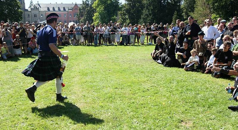 LETOŠNÍ SKOTSKÉ HRY na zámku Sychrov se objevily i v hledáčku pelhřimovské Agentury Dobrý den, která zapisuje rekordy do české podoby Guinessovy knihy rekordů. V její národní podobě se tak objeví největší počet mužů ve skotském kiltu.