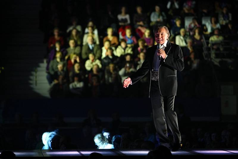 SHOWMAN. V třiasedmdesáti letech Karel Gott na pódiu dost řádil.