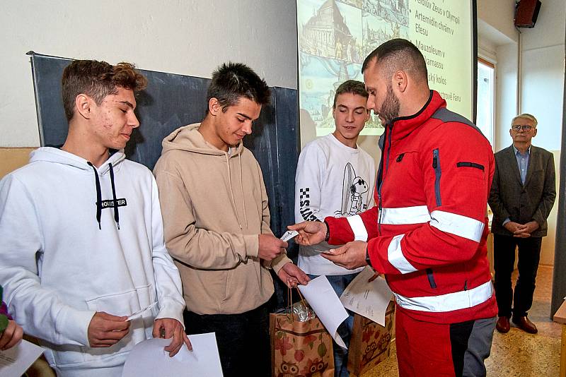 Studenti prvního ročníku střední školy v Kateřinkách byli oceněni za pomoc zraněnému muži.