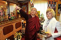 NA NÁVŠTĚVĚ V CHRÁMU. Buddhistický chrám si prohlédla také primátorka Martina Rosenbergová.