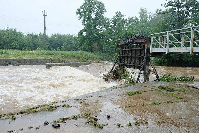 Situace ve Frýdlantě je v souvislosti s povodňovými stavy na tocích Smědé a Řasnice stabilizovaná, bezprostřední nebezpečí už nehrozí.