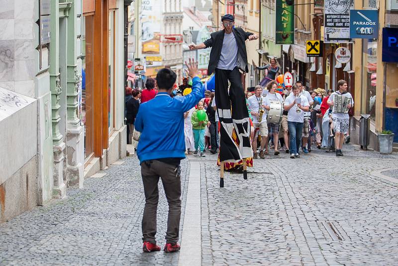 Průvodem loutek a masek odstartoval 13. června v Liberci festival profesionálních loutkových divadel. Průvod vedl od Naivního divadla přes náměstí Dr. E. Beneše a zpět.