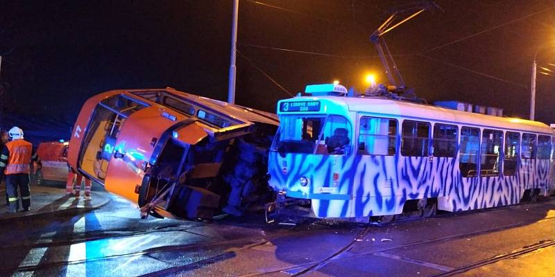 V Dolním Hanychově se srazily tramvaje