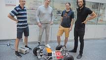Druhý zleva je vedoucí výzkumného týmu Michal Petrů z CxI, jenž je zároveň vedoucím Katedry částí a mechanismů strojů Fakulty strojní TUL.