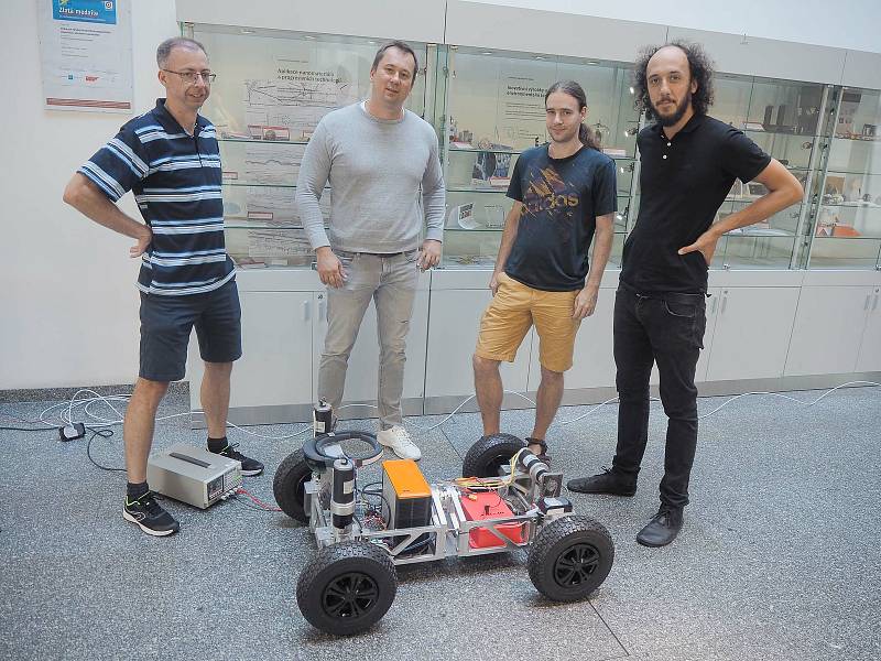 Druhý zleva je vedoucí výzkumného týmu Michal Petrů z CxI, jenž je zároveň vedoucím Katedry částí a mechanismů strojů Fakulty strojní TUL.