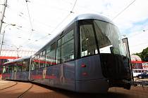 DOBŘE SI JI PROHLÉDNĚTE! Už v září se nová tramvaj, šitá na míru podmínkám provozu v Liberci, předvede na kolejích. O prázdninách ji dopravce vystaví na terminálu MHD Fügnerova.
