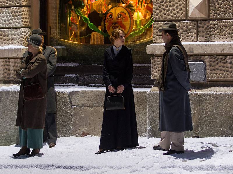 Filmaři natáčí před divadlem F. X. Šaldy v Liberci zimní scénu německo-českého životopisného filmu o spisovateli a dramatikovi Bertoltu Brechtovi.