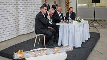 Prezident České republiky Miloš Zeman navštívil 9. května společnost Trevos v Turnově. Na snímku zleva hejtman Martin Půta, prezident Miloš Zeman a výrobní ředitel firmy Jiří Opočenský.