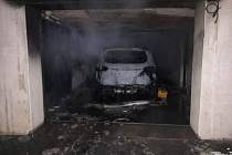 V podzemní garáži v Jablonném hořelo auto.