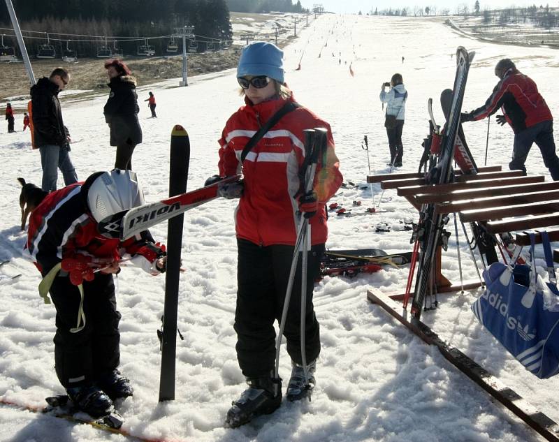 JARNÍ POČASÍ na sjezdovky láká tisíce lyžařů. Zatímco se okolí ski areálu zelená, na sjezdovkách je sněhu dostatek. Pokud bude počasí přát, lyžovat se bude ještě minimálně další dva týdny.