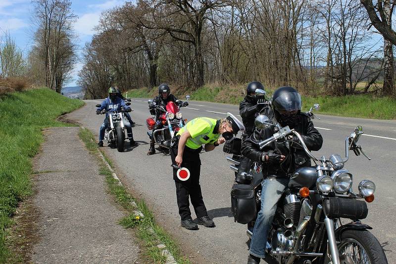 Hezké počasí vylákalo motorkáře v kraji na projížďky. Kontrolovali je policisté