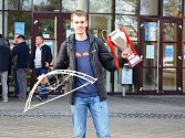 Student doktorského studia Fakulty strojní Technické univerzity v Liberci Tomáš Kořínek a jeho tým Hard Workers přivezl do Liberce pohár za první místo.  