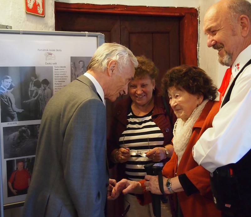 Marie Bártlová se v roce 1990 se stala zakládající členkou občanského sdružení Český svět.