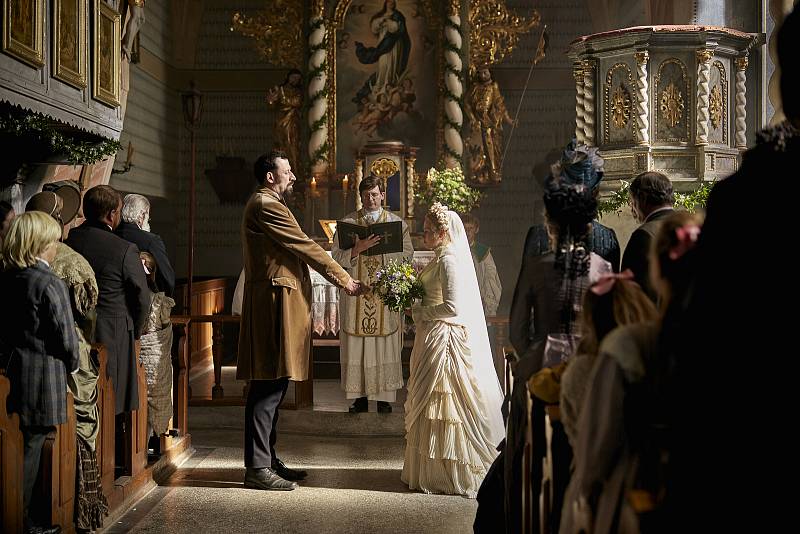 V kostele v Horním Řasnici točili čeští filmaři scénu pro připravovanou pohádku Hodinářův učeň.