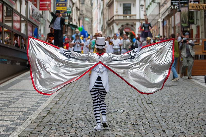 Průvodem loutek a masek odstartoval 13. června v Liberci festival profesionálních loutkových divadel. Průvod vedl od Naivního divadla přes náměstí Dr. E. Beneše a zpět.