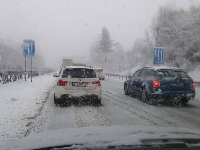 Husté sněžení v Libereckém kraji na konci března.