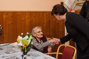 Eva Drahošová, manželka prezidentského kandidáta Jiřího Drahoše, navštívila 19. ledna Liberecký kraj. Na snímku je návštěva Domova u Spasitele Frýdlant.