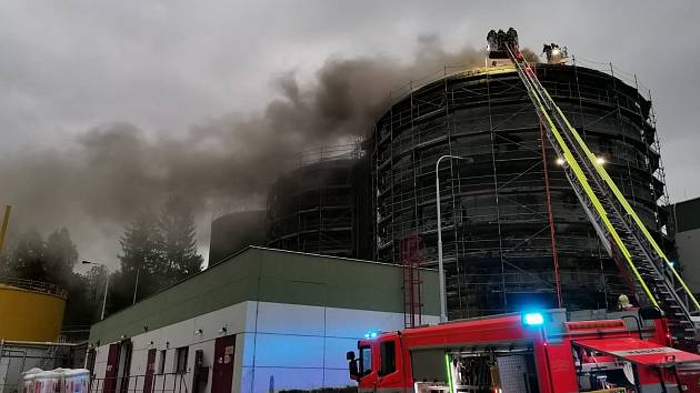 S požárem čističky bojovali hasiči přibližně do půlnoci z pátka na sobotu.