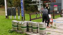 Závodníci vynášeli sudy piva na Ještěd.