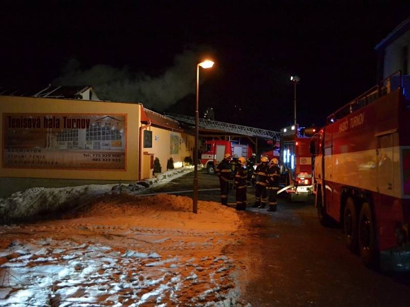 SEDM JEDNOTEK HASIČŮ zasahovalo v pátek brzo ráno u požáru Tenisové haly Turnov. Díky jejich včasnému zásahu se podařilo uchránit majetek ve výši několika milionů korun.