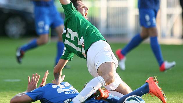 Sobota 11. srpna – 3. kolo fotbalové Gambrinus ligy. FK Baumit Jablonec – FC Slovan Liberec. Stadion Chance arena Jablonec. Na snímku Josef Šural z Liberce a Pavel Eliáš z Jablonce.