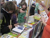 V PROSTORÁCH KNIHOVNY si mohli návštěvníci zakoupit dětské knihy vybraných nakladatelství za zvýhodněnou cenu.