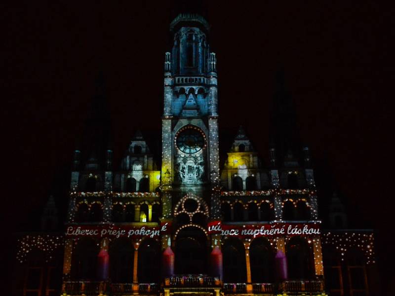 LASEROVÁ SHOW s projekcí na budovu historické radnice (tzv. videomapping).