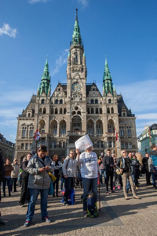 Demostrace nazvaná "Proč? Proto!" proběhla 10. května na náměstí Dr. E. Beneše v Liberci.