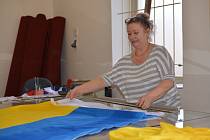 Modrožluté vlajky vyrobené v Liberci vlají po celé zemi. Od minulého týdne jich v rodinné firmě vytiskli téměř jeden kilometr.
