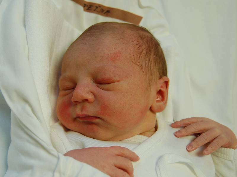ŠIMON PEŘINA  Narodil se 14. prosince v liberecké porodnici mamince Anně Urbanové z Křižan. Vážil 3,67 kg a měřil 53 cm.