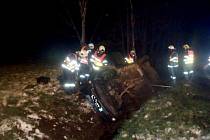 Na Frýdlantsku se převrátilo auto na střechu, posádka skončila v nemocnici.