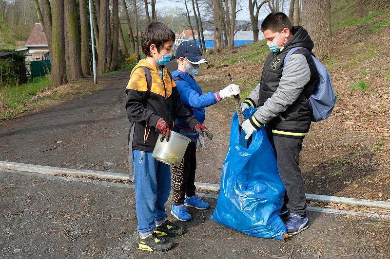 Téměř pět desítek žáků Základní školy speciální Frýdlant se ve středu 21. dubna 2021 zapojilo v rámci mezinárodního Dne Země do úklidu Frýdlantu.