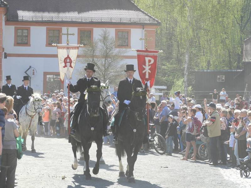 Tradiční jízdy po lužických vsích se účastní desítky jezdců na koních. Podívanou si nenechají ujít stovky lidí.