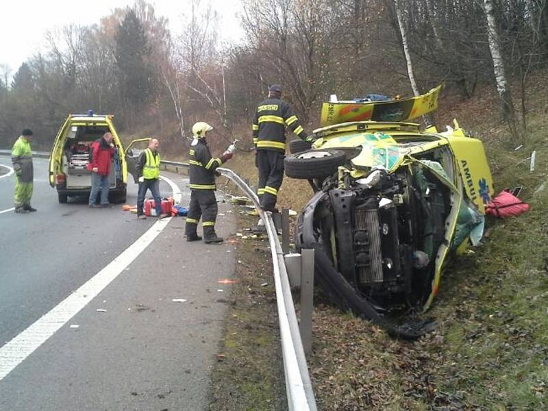 Sanitka havarovala u Turnova. Tři lidé se zranili.